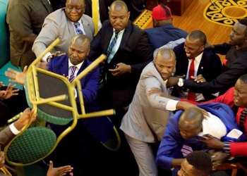 VIDEO. Une séance au Parlement tourne à la bagarre générale