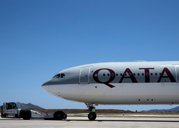 Elle découvre l'infidélité de son mari et contraint l'avion à atterrir