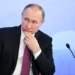 Le président russe Vladimir Poutine a dénoncé samedi « avec la plus grande fermeté » les frappes menées par les Etats-Unis et leurs alliés contre des installations du régime de Damas en Syrie, en représailles à une attaque chimique présumée. « La Russie dénonce avec la plus grande fermeté l'attaque sur la Syrie, où des militaires russes aident le gouvernement légitime à lutter contre le terrorisme », a déclaré le président russe dans un communiqué diffusé par le Kremlin. Le président Poutine a également annoncé que la Russie convoquait une réunion d'urgence du Conseil de sécurité de l'ONU pour évoquer « les actions agressives des Etats-Unis et de leurs alliés » en Syrie. Les frappes occidentales ont été menées « sans l'aval du Conseil de sécurité de l'ONU, en violation de la Charte des Nations unies, des normes et principes du droit international » et constituent « un acte d'agression à l'encontre d'un Etat souverain qui se trouve à l'avant-garde de la lutte contre le terrorisme », a poursuivi le Kremlin. Les Etats-Unis, la France et le Royaume-Uni ont lancé samedi des frappes concertées en Syrie contre le régime de Bachar al-Assad, une semaine après l'attaque chimique présumée du 7 avril dans la ville syrienne alors rebelle de Douma, imputée aux forces gouvernementales. « Les experts militaires russes qui se sont rendus sur les lieux de cet incident imaginaire n'ont trouvé aucune trace d'utilisation de chlore ou d'autre substance toxique. Aucun habitant local n'a confirmé d'attaque chimique », a ajouté M. Poutine dans cette déclaration. Selon lui, les Occidentaux ont « montré un mépris cynique » pour l'Organisation pour l'interdiction des armes chimiques (OIAC), qui doit débuter samedi son enquête dans la ville syrienne de Douma, en lançant « une action militaire sans attendre les conclusions de l'enquête ». « Par leurs actions, les Etats-Unis aggravent encore la catastrophe humanitaire en Syrie, apportent des souffrances à la population civile, favorisent les terroristes, qui tourmentent depuis sept ans le peuple syrien, et provoquent une nouvelle vague de réfugiés », a encore déclaré le Kremlin.