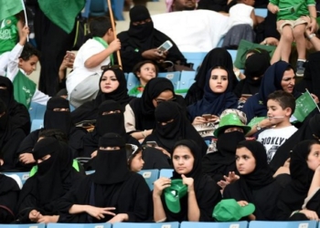 Foot: des saoudiennes dans un stade pour la première fois
