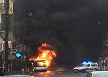 VIDEO : Un bus de la RATP prend feu en plein Paris