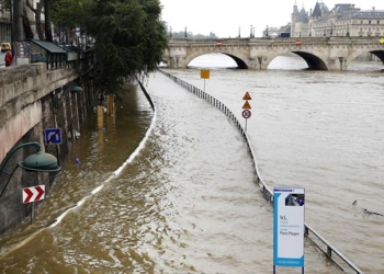 Inondations et crues: la France et Paris ont les pieds dans l'eau