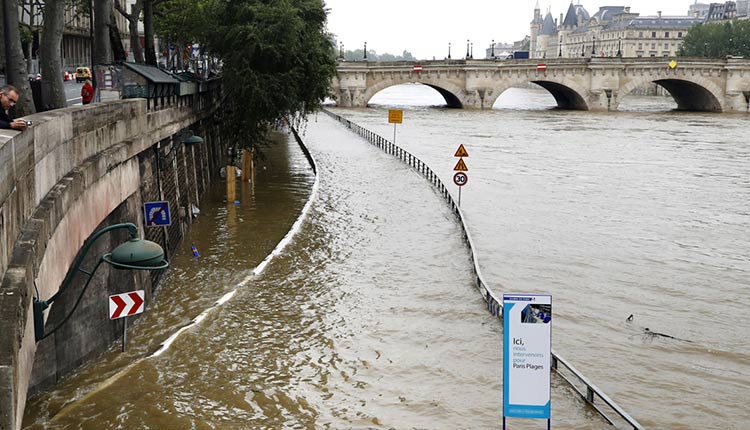 Inondations et crues: la France et Paris ont les pieds dans l'eau
