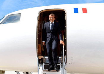 Macron en Tunisie pour évoquer la dette et soutenir la démocratie