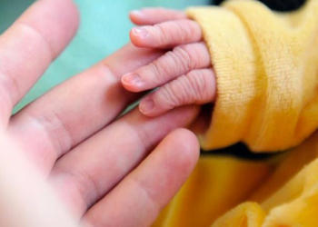 Elle vend son bébé pour acheter un billet d'avion