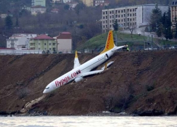 Vidéo. Un avion sort de la piste et manque de peu de finir dans la mer