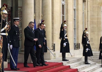 Macron reçoit le roi du Maroc, absent de son pays depuis plus d'un mois