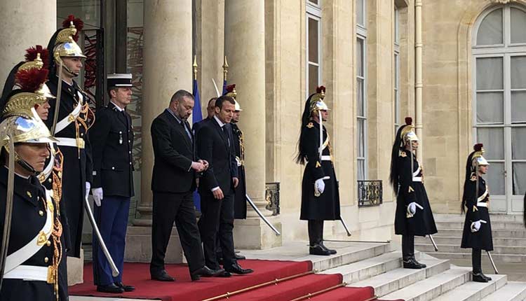 Macron reçoit le roi du Maroc, absent de son pays depuis plus d'un mois