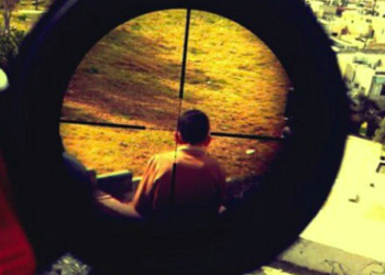 Vidéo choc : Un sniper israélien tire sur un manifestant Palestinien, sous des cris de joie