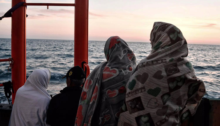 L'Espagne d'accord pour accueillir le navire avec 629 migrants