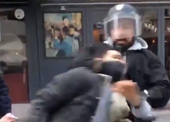 France: un collaborateur de Macron suspendu après avoir frappé un manifestant (vidéo)