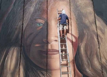 Israël arrête deux Italiens ayant peint un portrait géant d'Ahed Tamimi