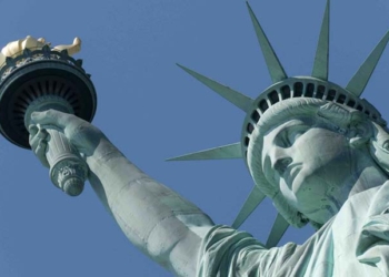 Opposée à la politique anti-immigrés de Trump, elle gravit la Statue de la Liberté