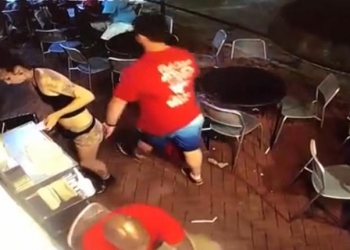 Vidéo: Il lui met une main aux fesses, la serveuse le met K.O