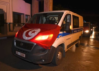 Des collègues de l'un des six membres des forces de l'ordre tués dans le nord-ouest de la Tunisie au cours d'une attaque "terroriste" selon les autorités, l'attaque la plus meurtrière depuis plus de deux ans, le 8 juillet 2018 à l'hôpital Charles Nicole de Tunis / © AFP / FETHI BELAID