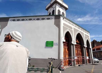 France : Le conducteur d'une voiture fonce délibérément sur une mosquée