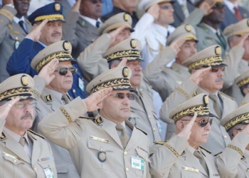 Algérie: cinq généraux, ex-hauts responsables militaires, incarcérés