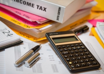 Les salaires en France toujours parmi les plus taxés, selon l'OCDE