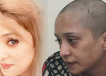 Un pakistanais est accusé d'avoir battu sa femme après lui avoir rasée la tête, il a été arrêté par la police pakistanaise. Selon la police de Lahore, 2ème grande ville du Pakistan après Karachi, les deux accusés sont en détention après qu'Asma Azi a affirmé dans un message vidéo que son mari l'avait battue et lui a rasée la tête pour avoir refusé de danser devant ses amis. https://twitter.com/dawn_com/status/1110860494804525056 Selon le premier rapport d’enquête, le mari et ses amis l'avaient déshabillée, frappée et rasé la tête devant son refus de danser pour eux. L’enquêteur a déclaré au juge du tribunal de district de Lahor que le mari avait reconnu les faits. L’affaire a été rendue publique après que la femme, tête rasée, a posté une vidéo sur les réseaux sociaux demandant aux autorités de lui rendre justice et sollicitant l'aide des internautes. Réagissant à cet acte de torture présumée, Amjad Javed Saleemi, inspecteur général de la police du Pendjab (IGP), a ordonné, mercredi dernier, la prise de mesures nécessaires à l'encontre des l'accusés. La victime, Asma Aziz, a affirmé que son mari, Mian Faisal, l’avait également menacé de l'étrangler lorsqu'elle a refusé de danser.