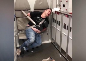 VIDEO. Ivre, il tente d'ouvrir la porte de secours à 33.000 pieds, les passagers le ligotent
