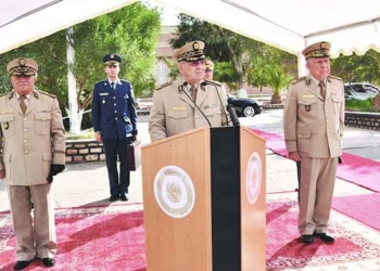 Algérie: Le général Gaïd Salah appelle les algériens à la vigilance