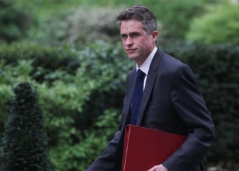 Fuites sur Huawei: Theresa May limoge son ministre de la Défense