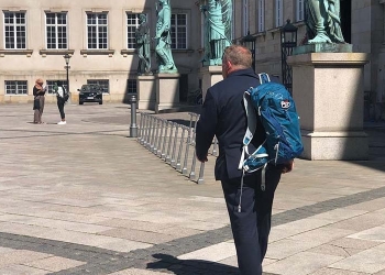 Image du jour: Le premier ministre du Danemark quitte son poste à pied et avec un sac à dos