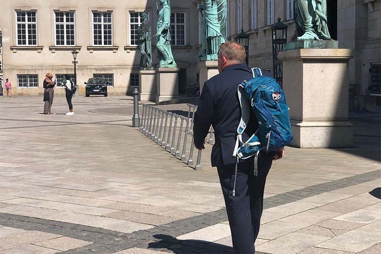 Image du jour: Le premier ministre du Danemark quitte son poste à pied et avec un sac à dos