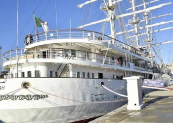 Un voilier de la Marine Algérienne accoste au port de la Goulette
