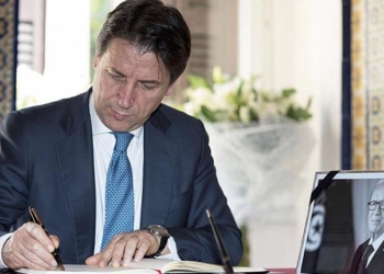 Giuseppe Conte se rend à l’Ambassade de Tunisie à Rome pour signer le livre des condoléances