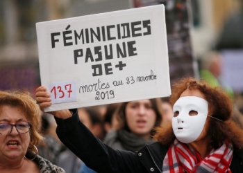Plusieurs dizaines de milliers de personnes ont manifesté samedi à Paris et dans d'autres villes de France contre les violences faites aux femmes, un phénomène mis en lumière par une multitude de faits divers et par un "Grenelle" dont le gouvernement dévoilera les conclusions la semaine prochaine. /Photo prise le 23 novembre 2019/REUTERS/Jean-Paul Pelissier