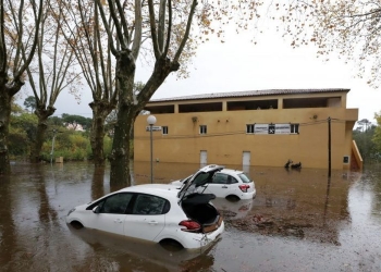 Les inondations provoquées par les fortes pluies qui se sont abattues sur le sud-est de la France ces derniers jours ont fait au moins deux morts dans le Var. /Photo prise le 24 novembre 2019/REUTERS/Eric Gaillard