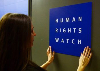 Tunisie : Le gouvernement devrait suspendre les lois abusives, selon HRW