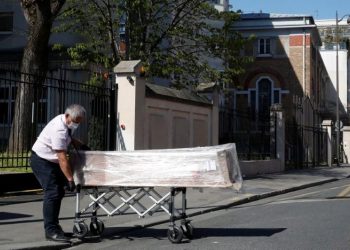 France : « On livre des cercueils non-stop », dans une maison de retraite