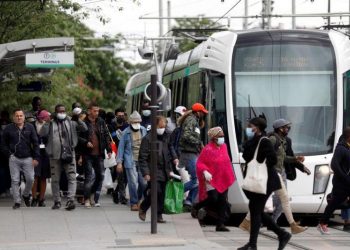La France opte pour un déconfinement prudent dans la crainte d'une nouvelle vague