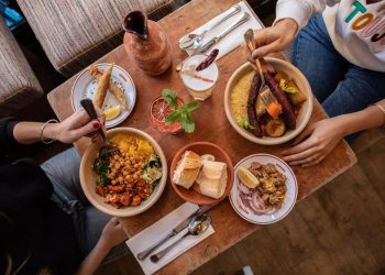 Un restaurant offre du couscous aux étudiants Tunisiens à Paris