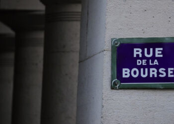 Covid-19 : Les craintes pour l'économie font plonger les actions en Europe