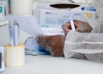 Coronavirus: 7.379 nouveaux cas en 24 heures en France