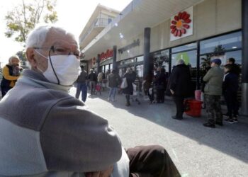 Plusieurs villes en France rendent le masque obligatoire dans la rue