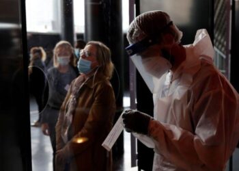 Coronavirus: Plus de 30.000 nouveaux cas en France, une première