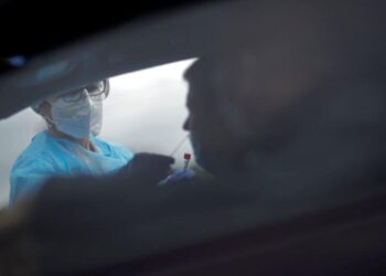 L'épidémie accélère en France avec près de 27.000 nouveaux cas en 24 heures