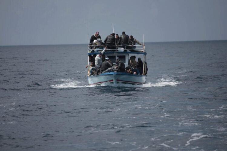 Un Italien débarque à Lampedusa sur un bateau de migrants