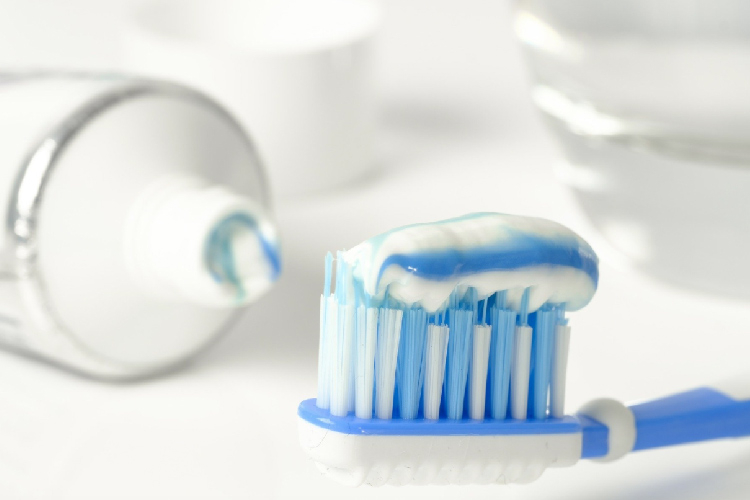 Des tests en laboratoire affirment que le dentifrice neutralise à 99,9% le Covid-19