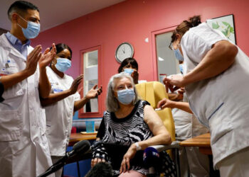 La première femme à être vaccinée en France, se dit « très émue »