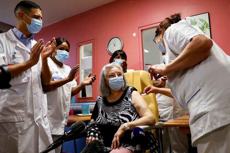 La première femme à être vaccinée en France, se dit « très émue »