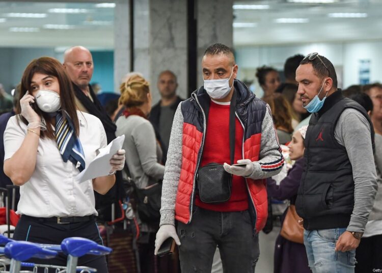 À l’aéroport de Tunis-Carthage, des voyageurs victimes du chantage des policiers « tu payes ou tu confines »