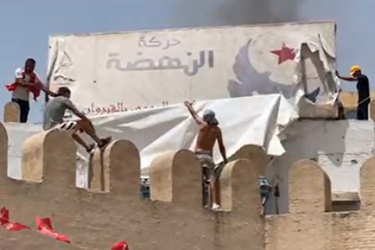 Tunisie: des locaux du parti islamiste Ennahda attaqués dans tout le pays