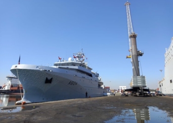 Un bâtiment militaire français chargé de 3 conteneurs d’oxygène liquide arrive à Tunis