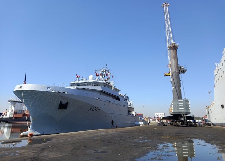 Un bâtiment militaire français chargé de 3 conteneurs d’oxygène liquide arrive à Tunis