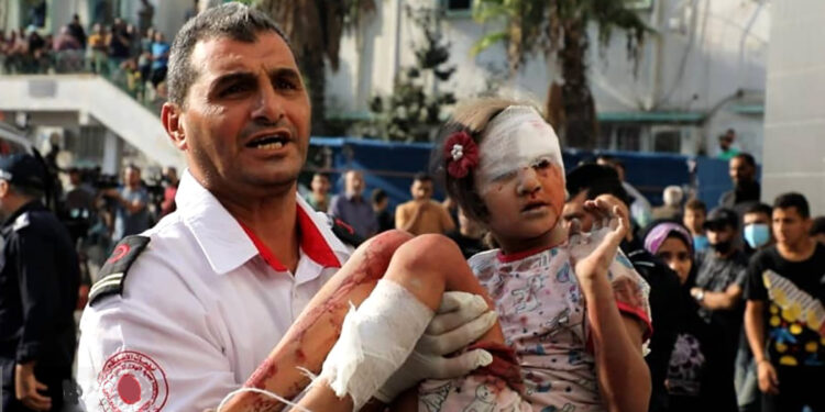 Médecin portant un enfant palestinien blessé à Gaza, Auteur Ghassan Salem